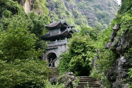 With unspoiled natural scenery and unique terrain, Am Tien cave is a separate world hidden which you can come to enjoy the peaceful atmosphere and the mysterious beauty while in Ninh Binh.