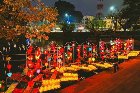 Located at the complex of Ky Lan Lake Park and Hoa Lu Hotel, the ancient town has been built with the aim of promoting Ninh Binh tourism to become an attractive spot for domestic and international tourists.